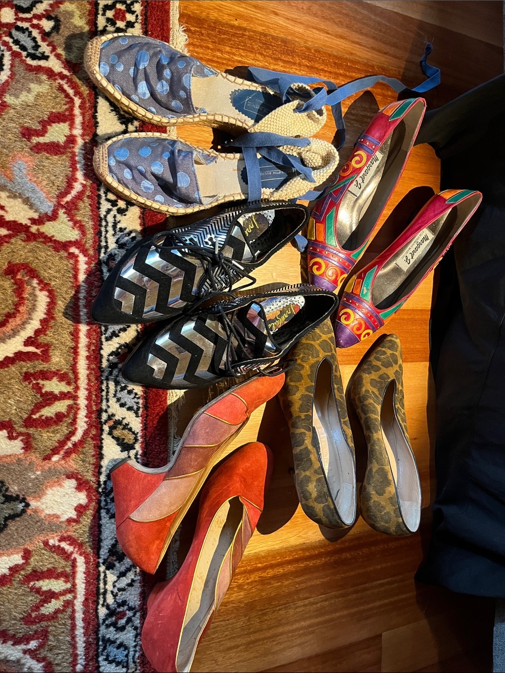 FIVE pairs of vintage and retro shoes in good condition.
